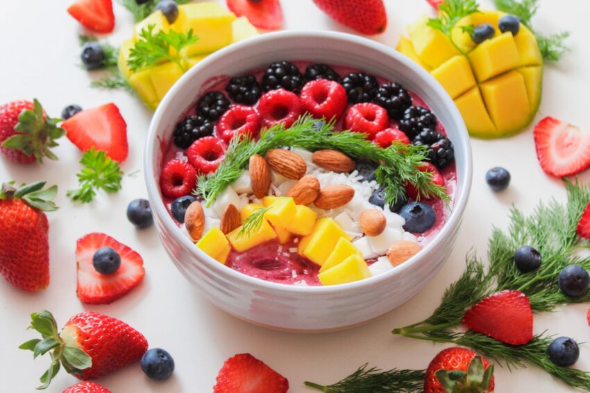 Здоровое питание состоит фруктов, овощей, орехов и семян без тепловой обработки